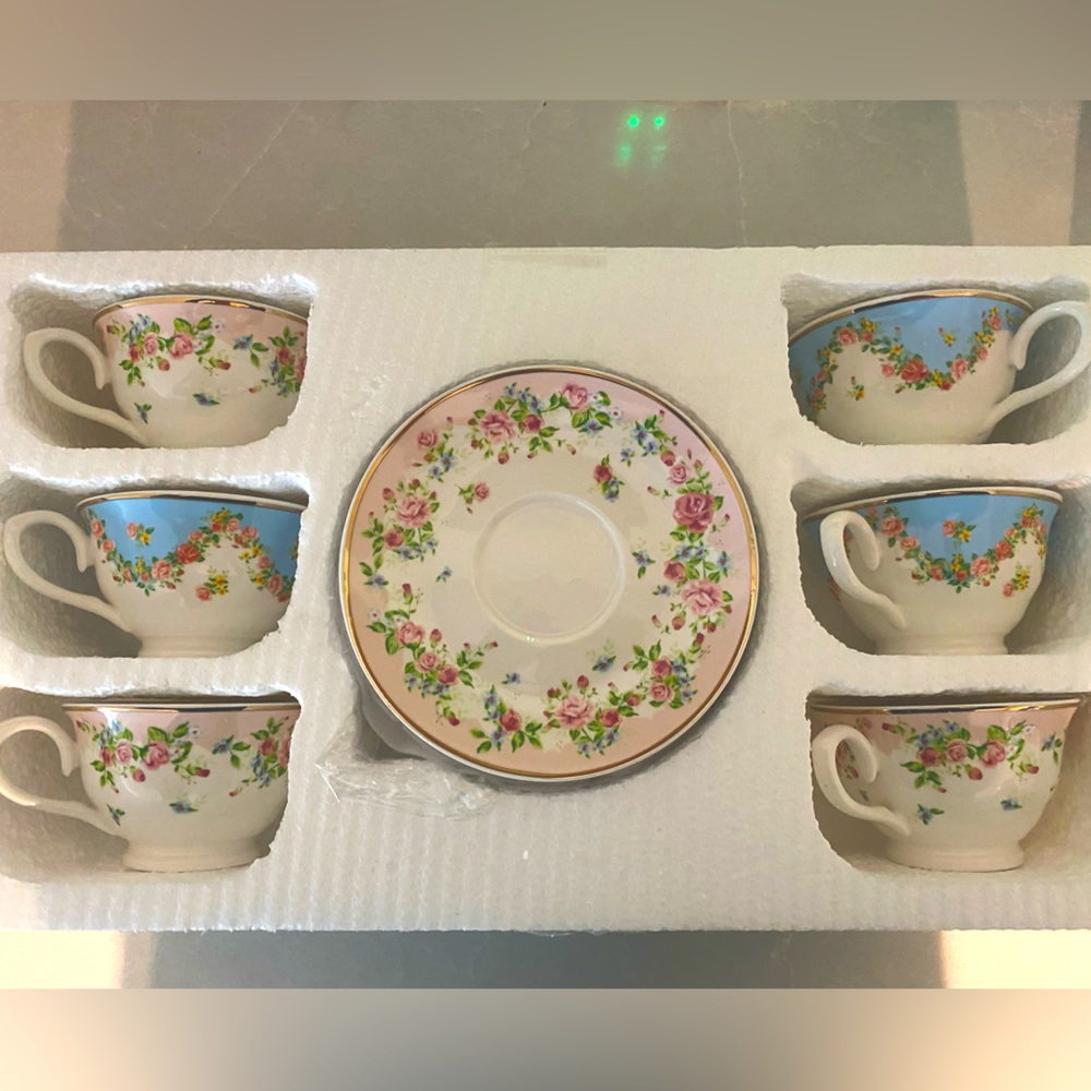 Set of 6 - tea cups and matching saucers